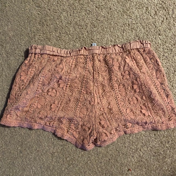 Pink lace shorts - Picture 2 of 2